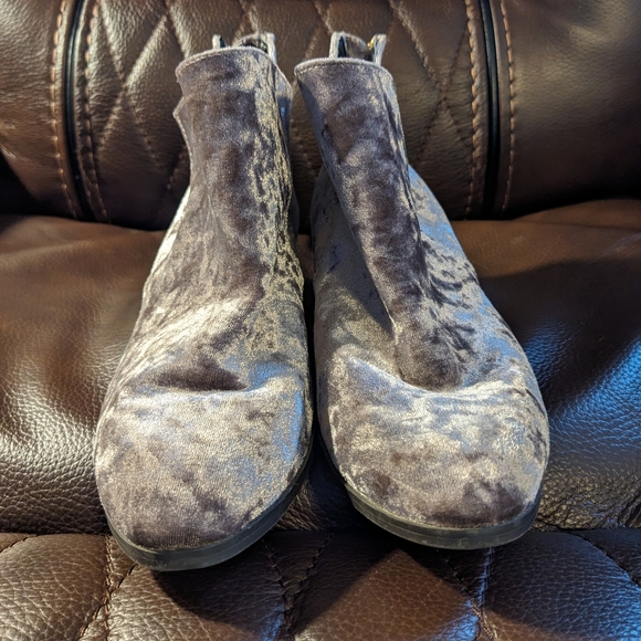 Qupid Light Pink Velvet Ankle Booties Size 7 - Picture 2 of 6